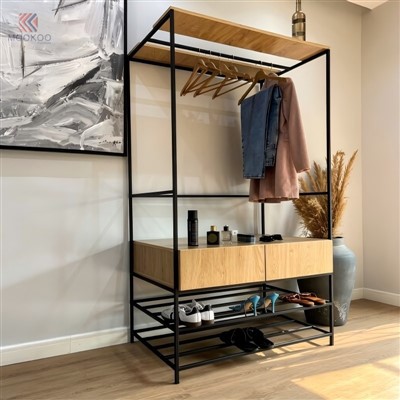 Mobile da pavimento industriale moderno in metallo e legno con ripiani girevoli staccabili, accenti in legno massello, finitura verniciata