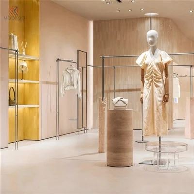 MOOKOO Design d'interni moderno e minimalista per negozio di abbigliamento con espositori in metallo e piedistalli in legno per negozi di vendita al dettaglio di boutique