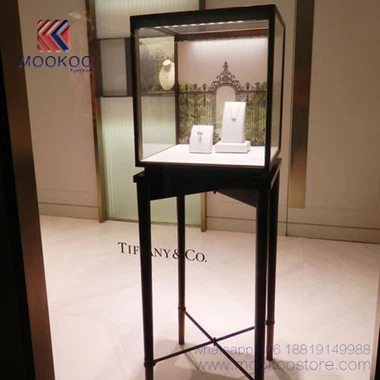 Alta vetrina di gioielli