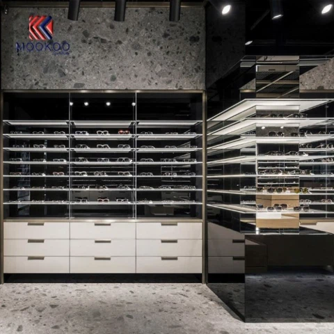 Vetrina in vetro e metallo per occhiali da sole in vetrina in vendita