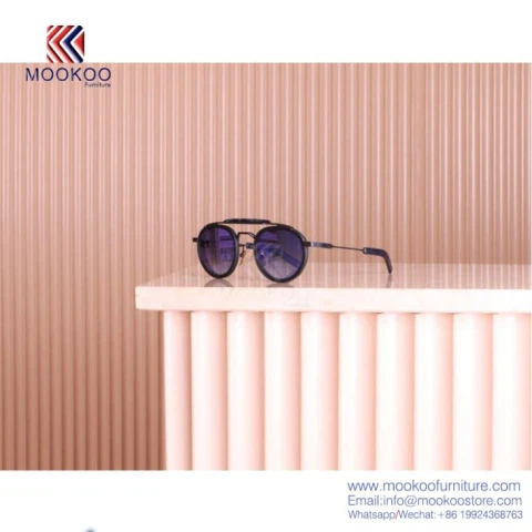 Vetrina di interior design del negozio di occhiali alla moda